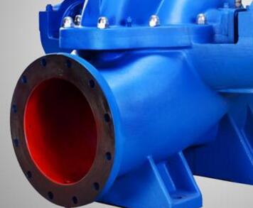 　　雙吸泵裝配填料步驟  　　1、 第一步：先把機封壓蓋的螺栓擰下來卸掉，取出兩端的機封壓蓋。  　　2、 第二步：卸掉泵蓋中開面上的全部螺母，用電葫蘆吊起泵蓋。  　　3、 第三步：再用電葫蘆將整個轉子部件吊起，平穩(wěn)放在墊子上。  　　4、 第四步：拆掉軸承體，卸下軸承壓蓋及軸承。(兩端同)  　　5、 第五步：最后拆下機械密封，再根據(jù)裝機封壓蓋止口尺寸加工填料壓蓋的配合尺寸。  　　6、 第六步：再裝上兩端的軸承及鎖緊螺母和軸承體。  　　7、 第七步：再將轉子部件吊起放入泵體，保持與原來(拆卸時)的位置一樣。  　　8、 第八步：吊起泵蓋改好，擰緊螺母。  　　9、 第九步：裝填料，將填料裝入原來安裝機封的位置，前面兩根填料再放填料環(huán)，后面再放3根填料用填料壓蓋壓緊并用螺母鎖緊即可。裝配完畢